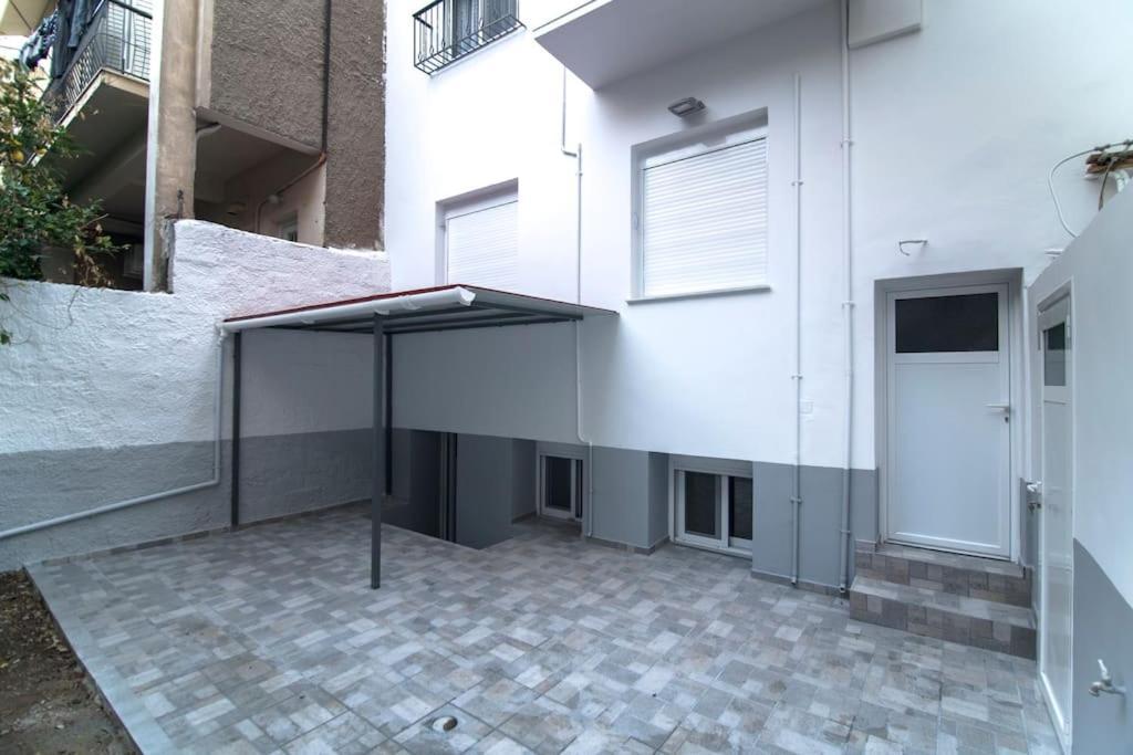 Downtown Rare And Modern Two Storey Building Атина Екстериор снимка