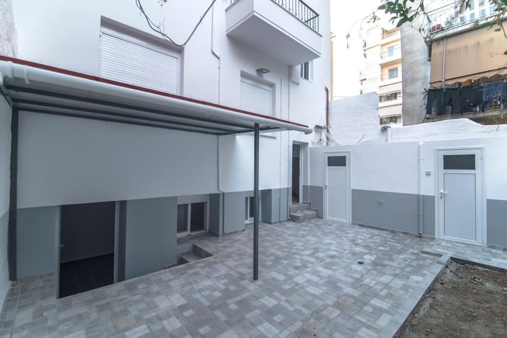 Downtown Rare And Modern Two Storey Building Атина Екстериор снимка